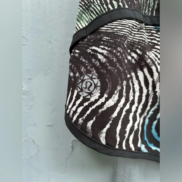 Lululemon 2016 Seawheeze Tracker Short, size 6
Secret Society  Tofino Teal - Picture 15 of 15